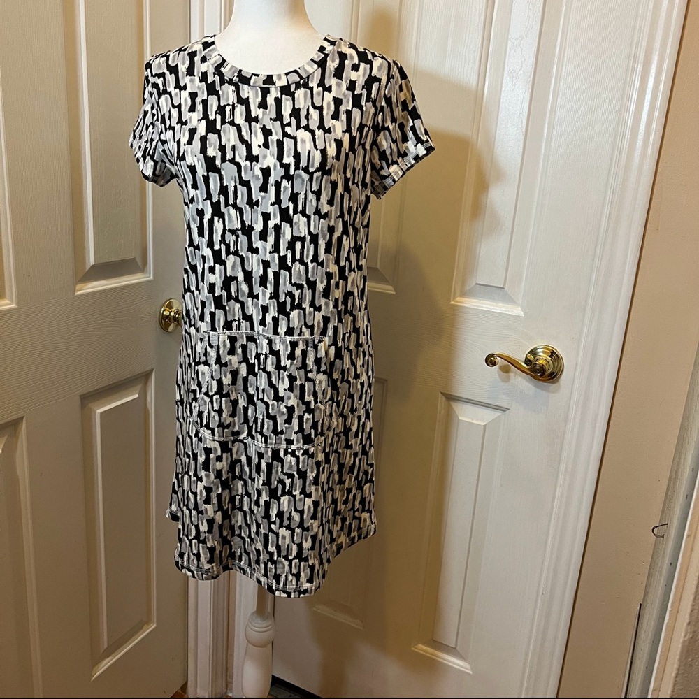 I Ma Belle Scoop Neck Shirttail Hem Black, White, Gray Print Dress Size Small